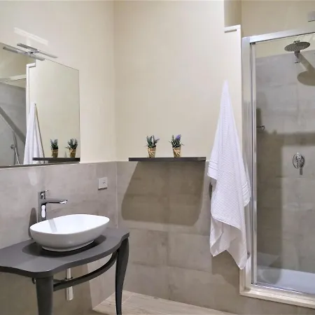 Modern In With Shared Garden Apartment *