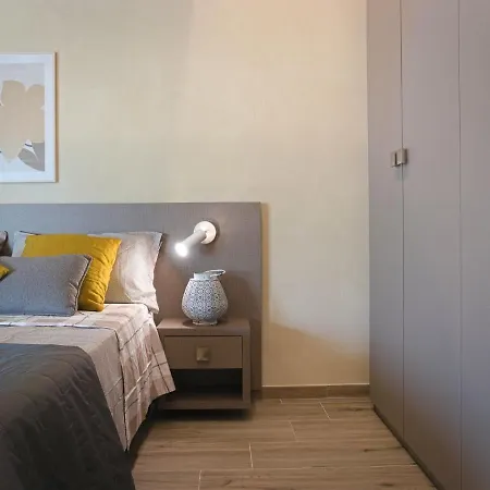 Modern In With Shared Garden Apartment *