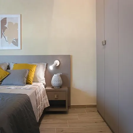 Apartment Modern In With Shared Garden *