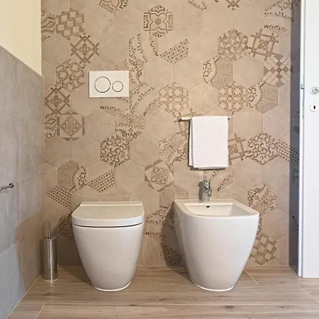 Modern In With Shared Garden Apartment *